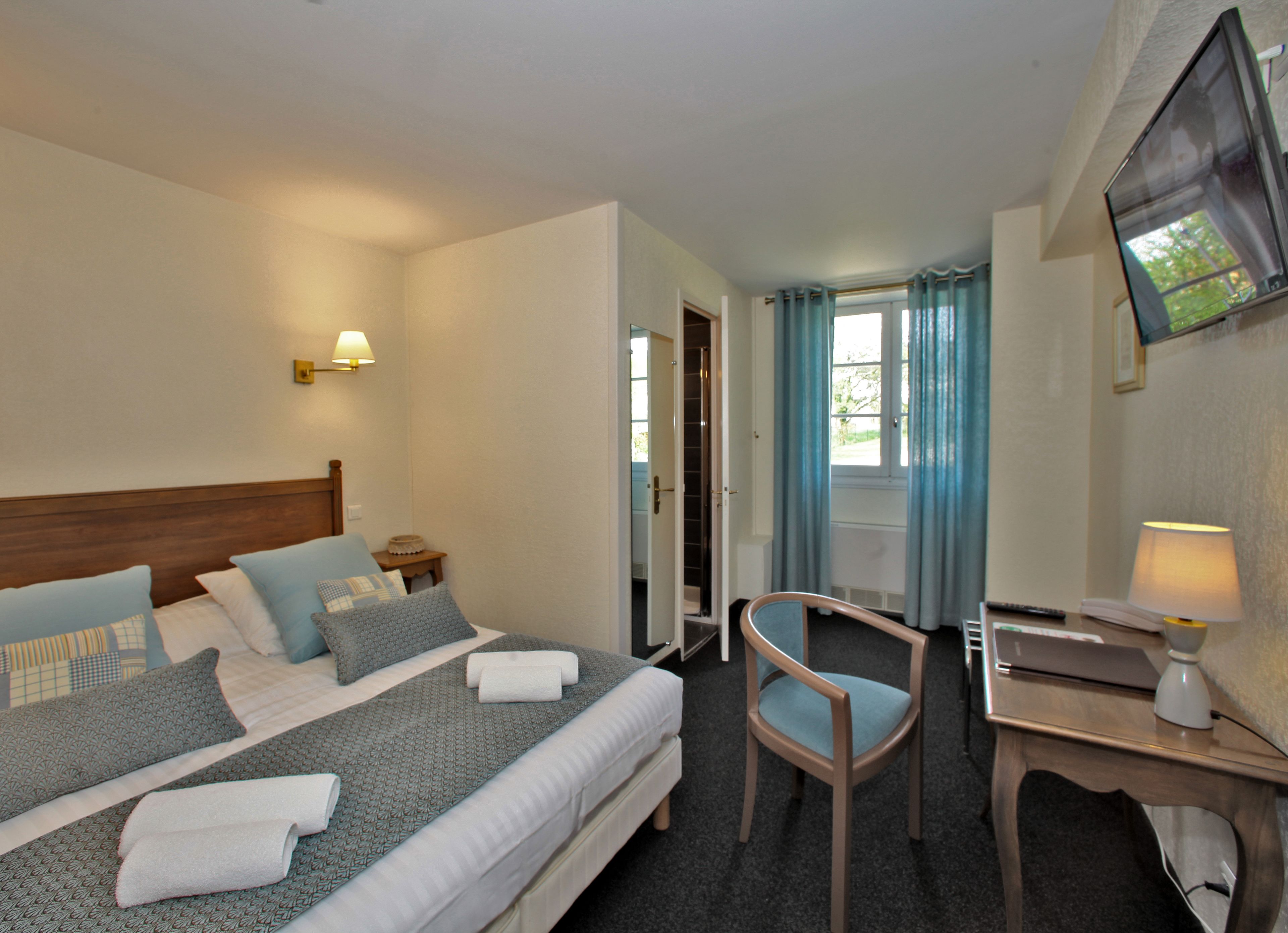 comfort double room | individually decorated, individually furnished, desk, blackout curtains