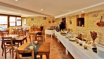 Petit déjeuner buffet (13.50 EUR par personne)