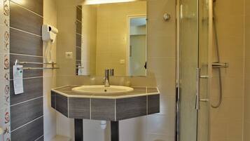 Comfort Double Room | Bathroom | Shower, free toiletries, hair dryer, towels
