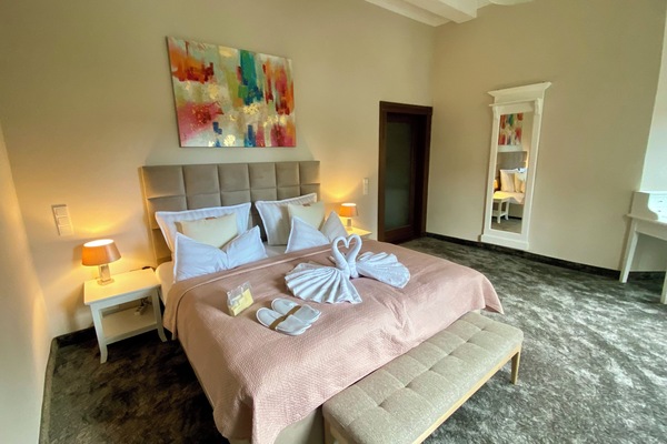 Deluxe Apartment, 3 Bedrooms, Non Smoking, Patio (Bellevue) | Peralatan tempat tidur hipoalergenik, dihias secara berasingan