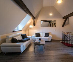 Deluxe Apartment, 2 Bedrooms (Maisonette) | Living room | 50-inch flat-screen TV with satellite channels, TV, DVD player - Villa le Palais (Quedlinburg)