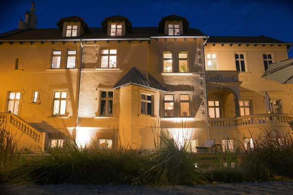 Fassade der Unterkunft – Abend/Nacht