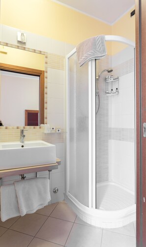 Shower, free toiletries, hair dryer, bidet
