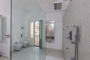 ฝักบัว, ของใช้ในห้องน้ำฟรี, ไดร์เป่าผม, โถสุขภัณฑ์แบบบิเดท์