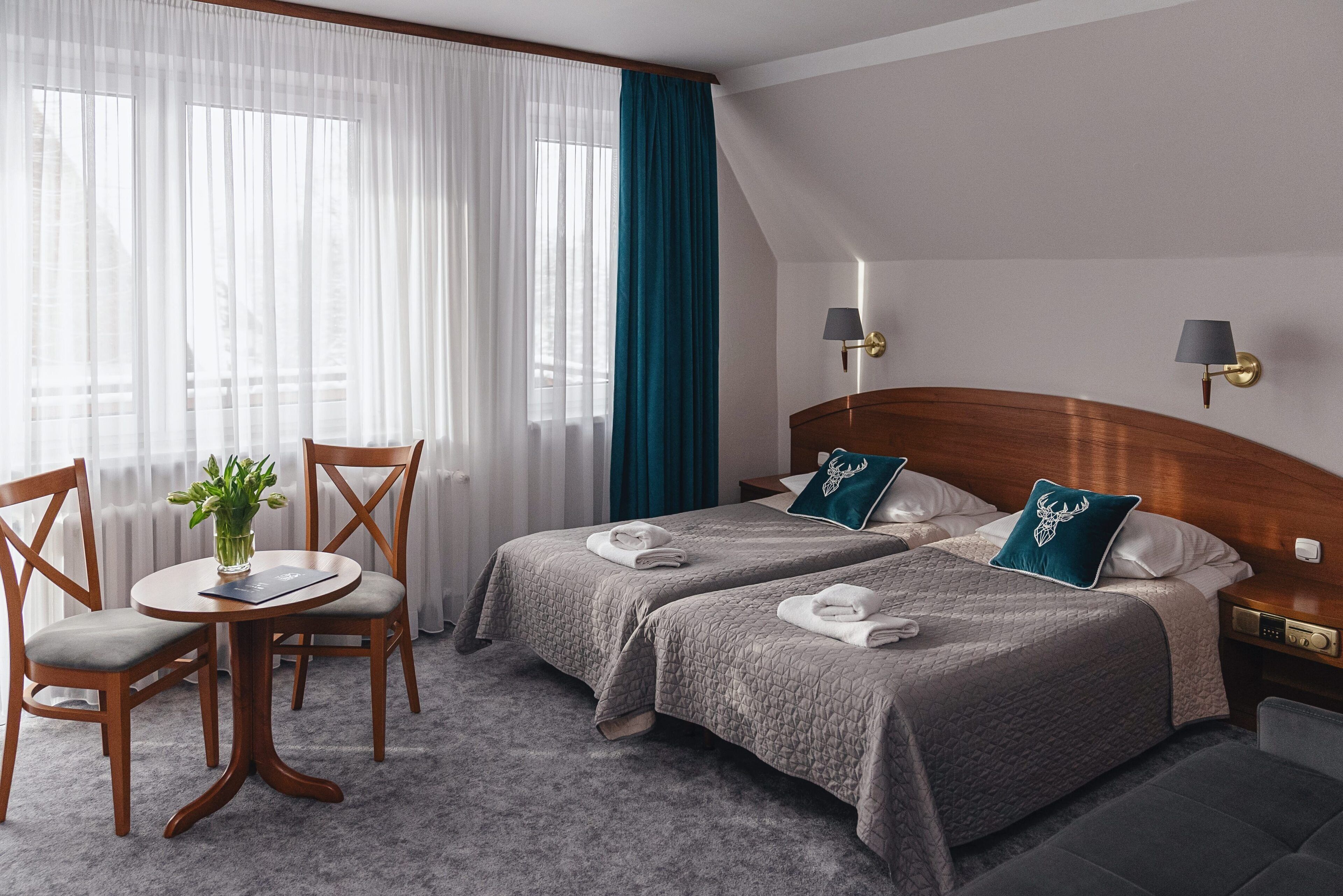 Studio (3 adults) | Een bureau, babybedden, beddengoed