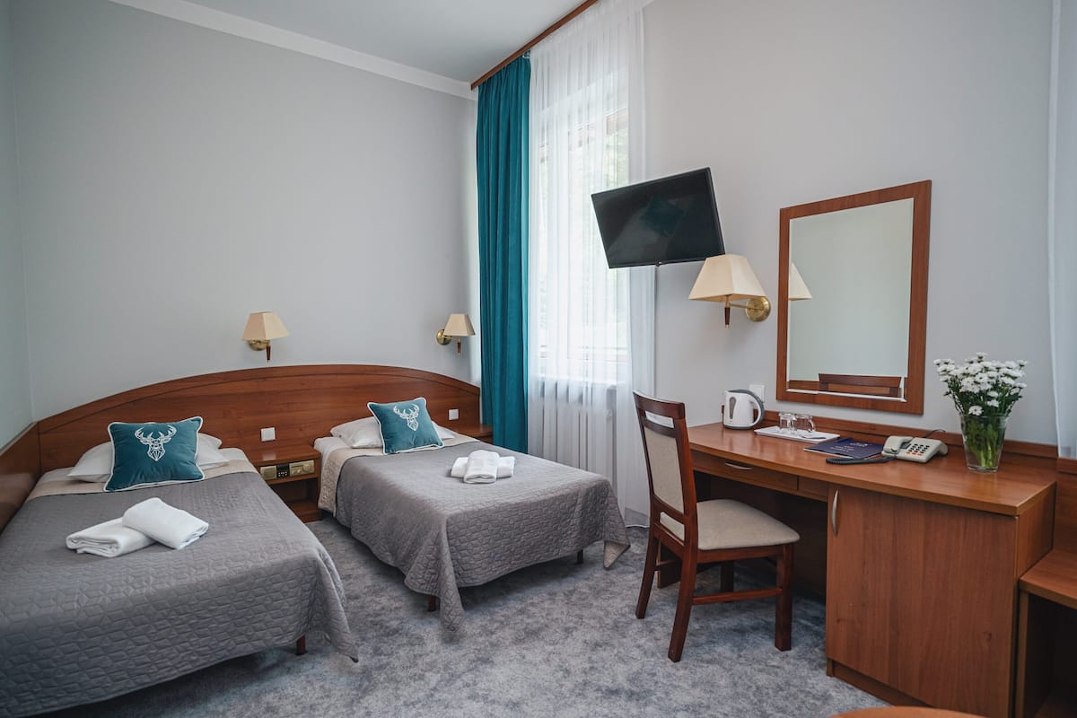 Habitación con 2 camas individuales | Escritorio, cunas y ropa de cama