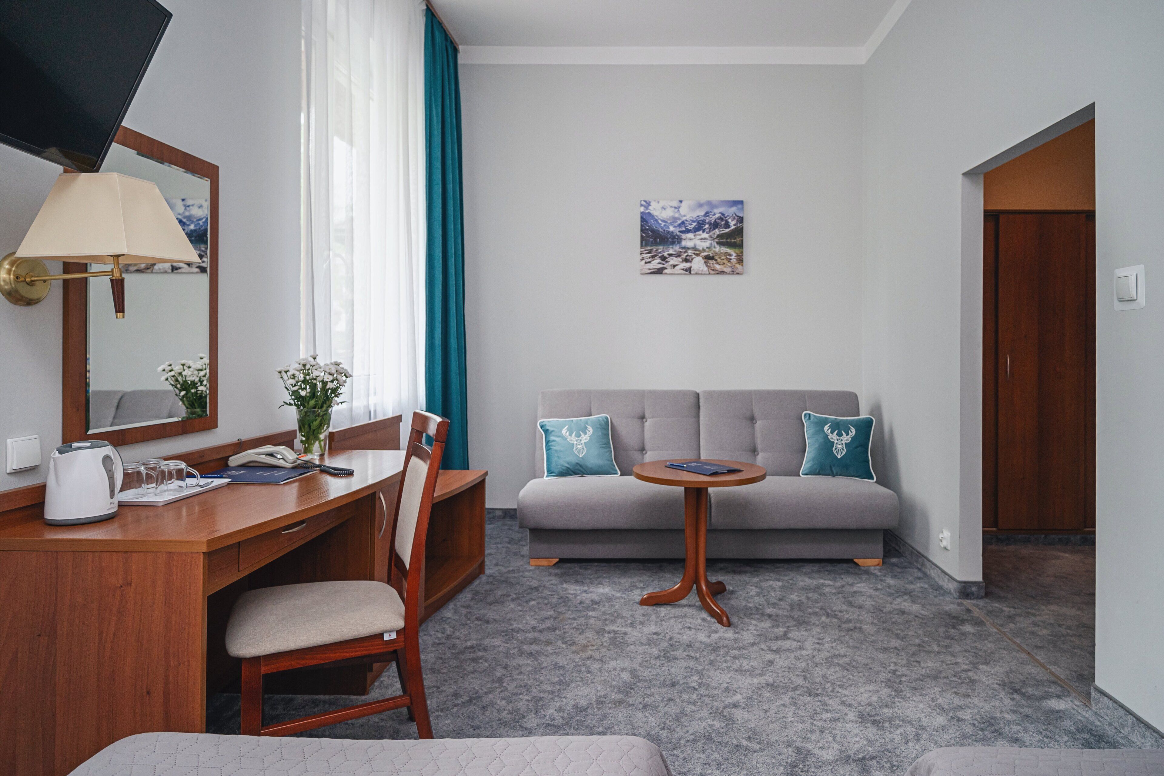 Twin kamer | Een bureau, babybedden, beddengoed