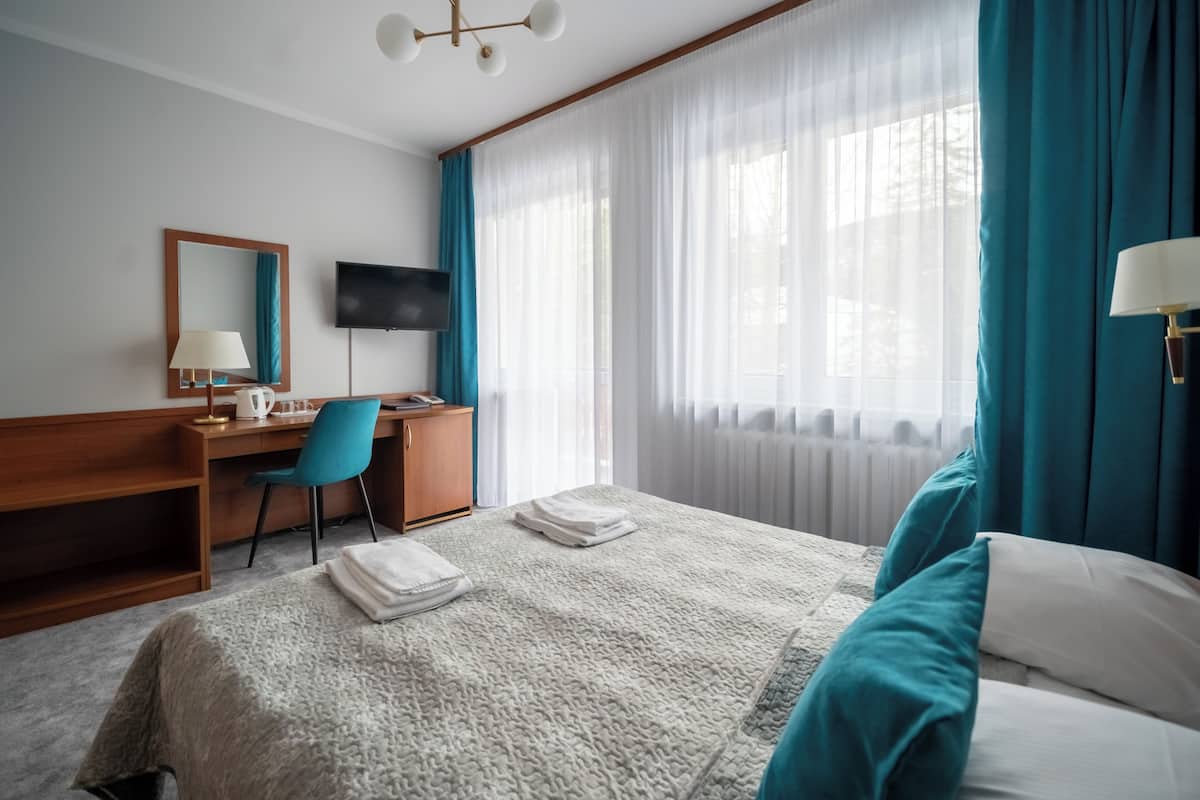 Double Room | Desk, cribs (surcharge), bed sheets