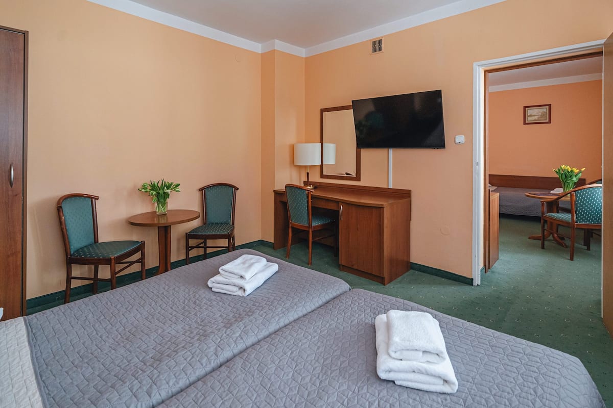 Estudio (3 adults) | Escritorio, cunas y ropa de cama