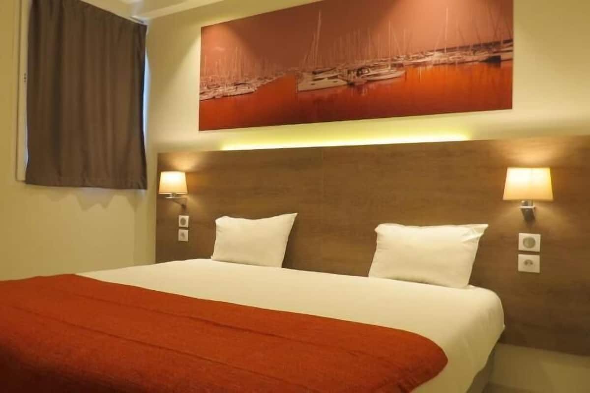 Sängtillbehör av högsta kvalitet och värdeförvaringsskåp på rummet