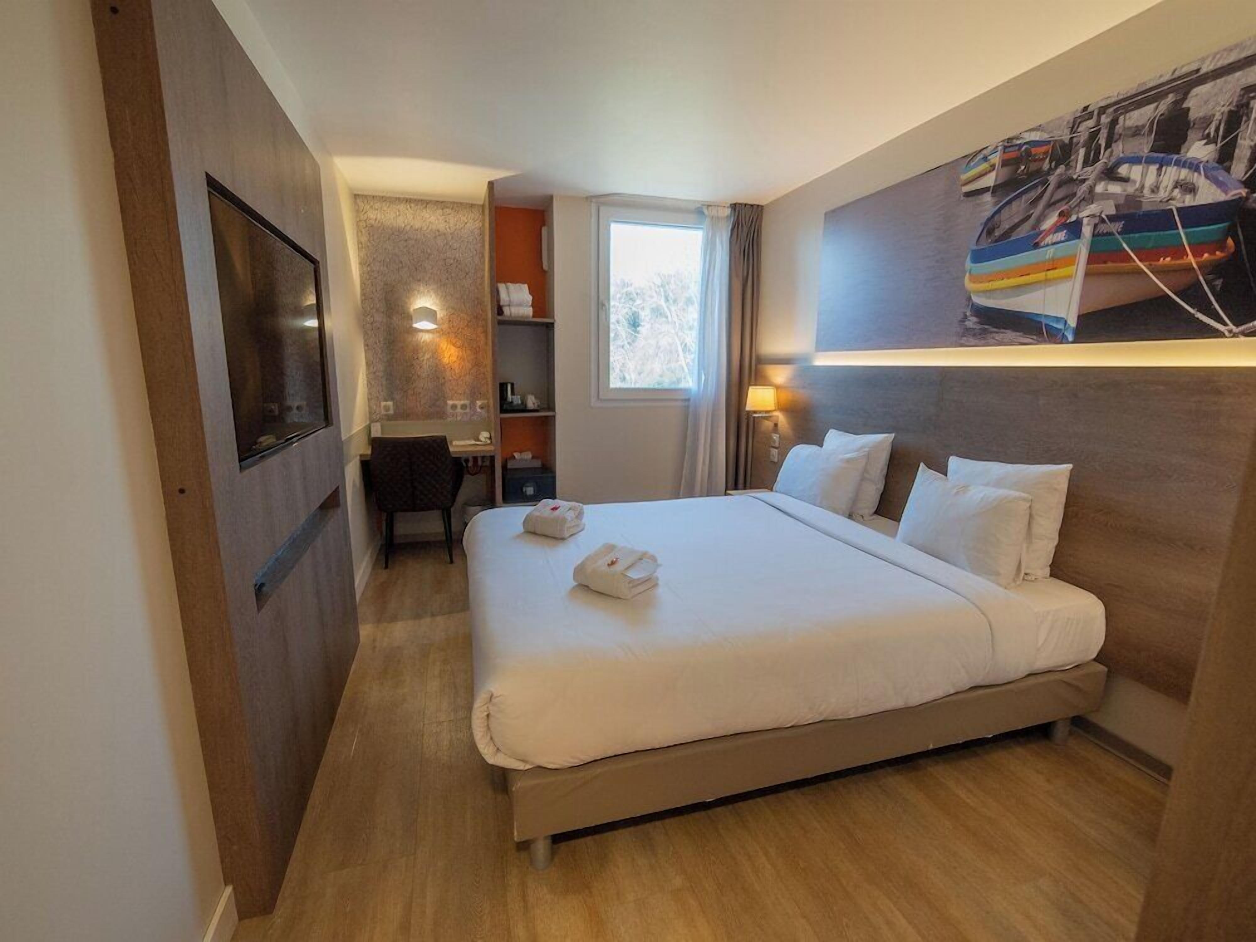 Premium bedding, in-room safe, desk, blackout curtains