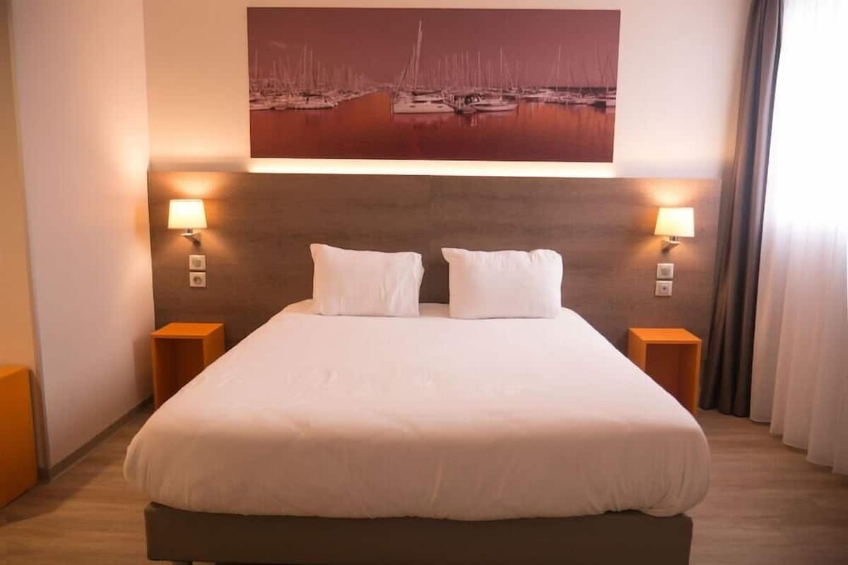 Premium bedding, in-room safe, desk, blackout drapes
