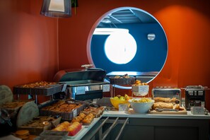 Se ofrece un desayuno bufé todos los días (por un coste adicional)