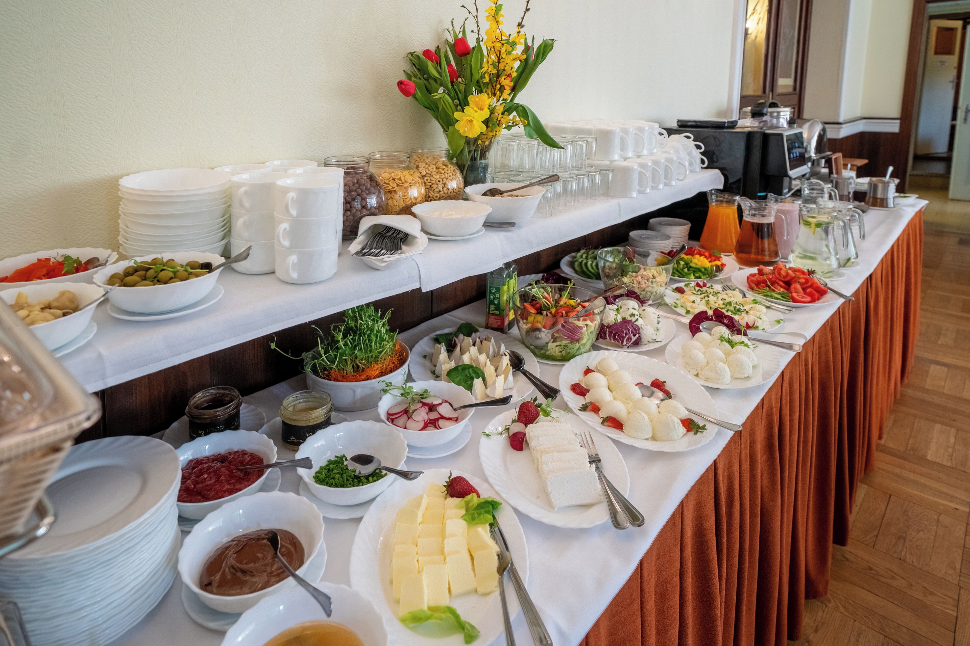 Una mesa de buffet con diversos alimentos y utensilios.
