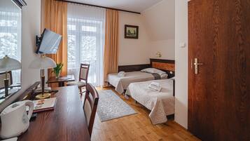 Twin Room | Individually decorated, individually furnished, desk, bed sheets