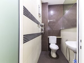 Standard Twin Room | Bathroom | Shower, hair dryer, towels - OYO 157 Norbu Hotel (Kuala Lumpur)