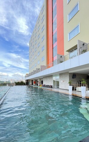 Utomhuspool och solstolar