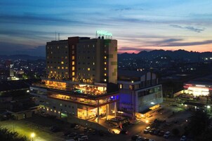 Fachada da propriedade à noite