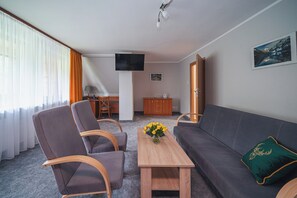 Leilighet (3 adults) | Oppholdsområde | En 0-tommers Flatskjerm-TV med kabel-kanaler samt TV