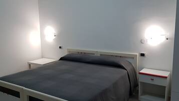 Basic-Dreibettzimmer | Betten mit Memory-Foam-Matratzen, Schreibtisch, Verdunkelungsvorhänge