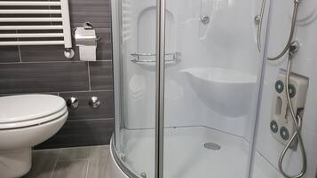 Exklusivt trippelrum | Memory foam-madrasser, skrivbord, mörkläggningsgardiner och gratis wi-fi