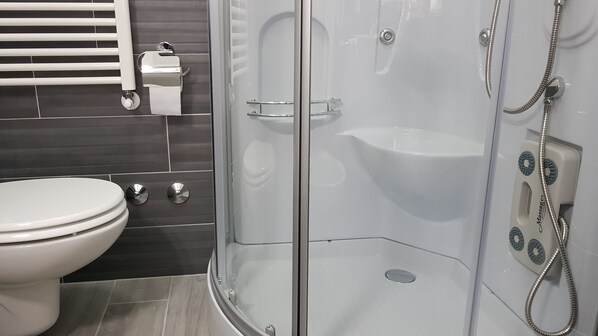 Tripla Exclusive | 1 camera, materassi in memory foam, una scrivania, tende oscuranti