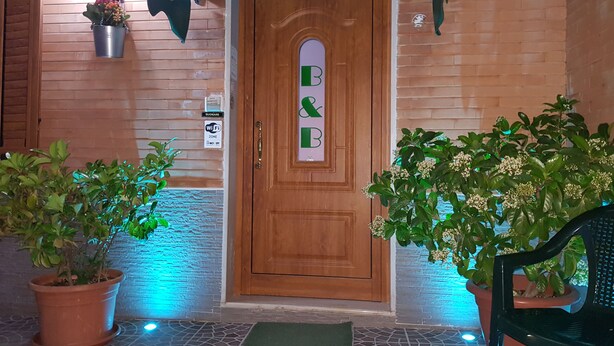 Una puerta de madera con un letrero que dice "Holiday B&B" encima.