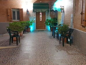 Vista frontal de la propiedad por la tarde o noche