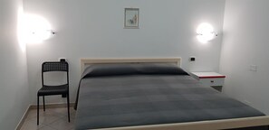 Doppia Classic, 1 letto matrimoniale | 1 camera, materassi in memory foam, una scrivania, tende oscuranti
