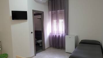 Chambre Triple Deluxe | Matelas mémoire de forme, bureau, rideaux occultants, Wi-Fi gratuit