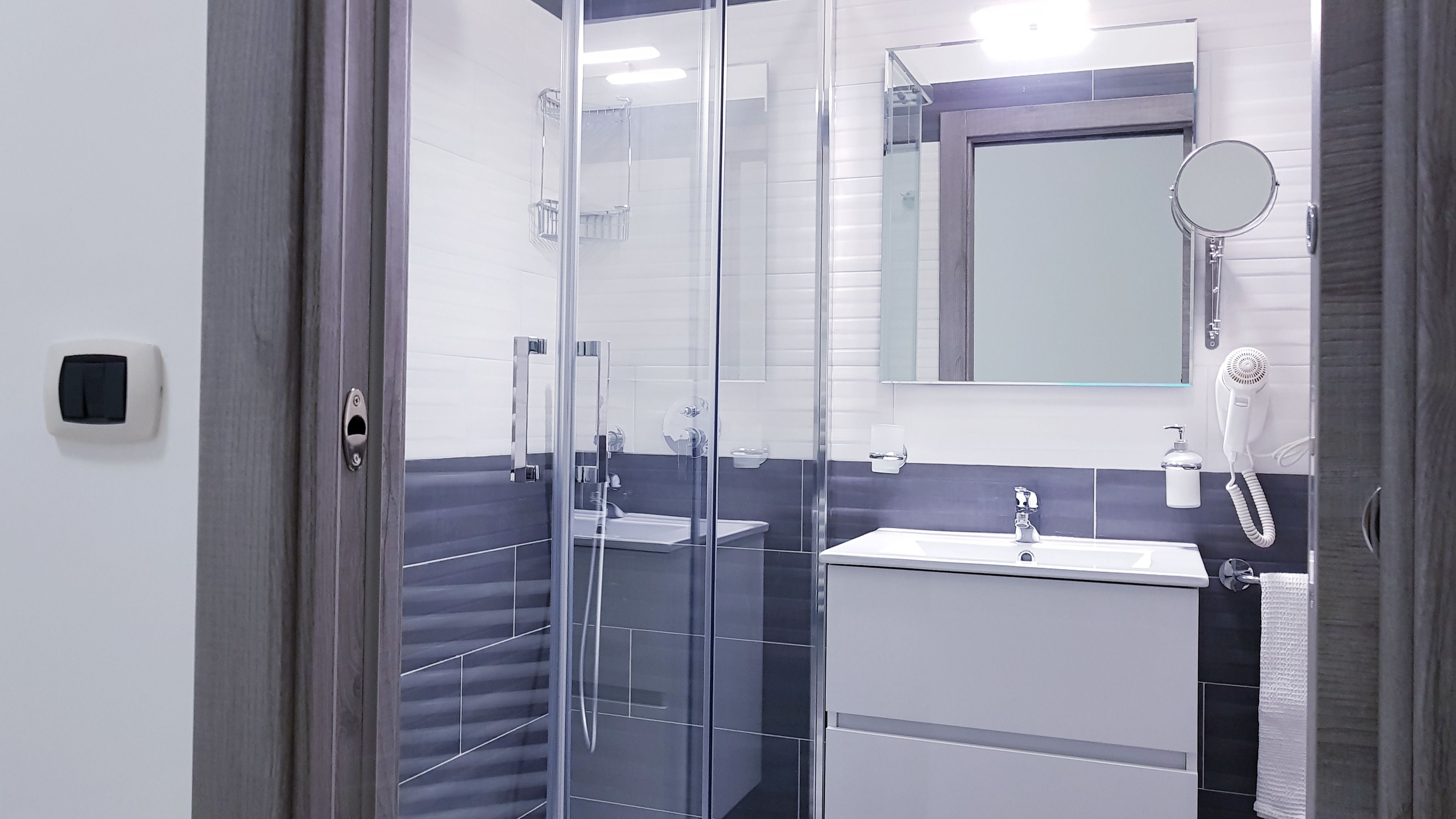 Deluxe Triple Room | Bathroom | Shower, hydromassage showerhead, free toiletries, hair dryer