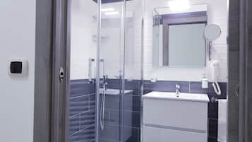 Deluxe Triple Room | Bathroom | Shower, hydromassage showerhead, free toiletries, hair dryer