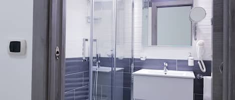 Deluxe Triple Room | Bathroom | Shower, hydromassage showerhead, free toiletries, hair dryer