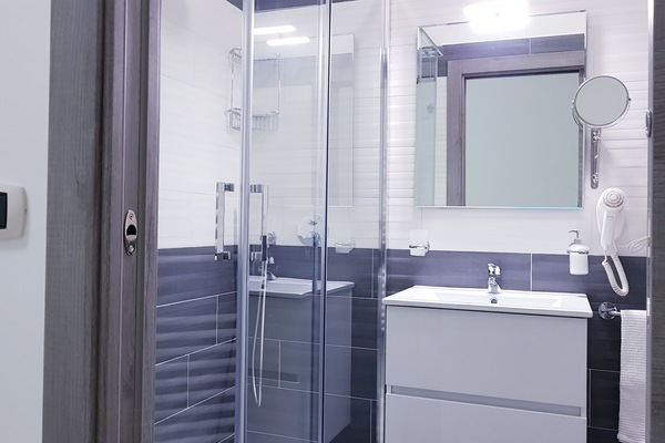 Deluxe-Dreibettzimmer | Badezimmer | Dusche, Hydromassagedusche, kostenlose Toilettenartikel, Haartrockner