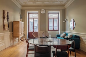 Appartement Deluxe, 2 chambres | Coin séjour | Télévision à écran plat