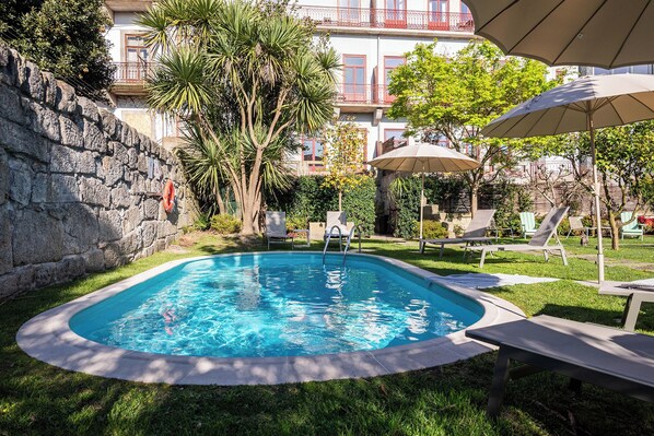 Utomhuspool och solstolar