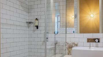 Departamento Deluxe, 2 habitaciones | Baño | Toallas