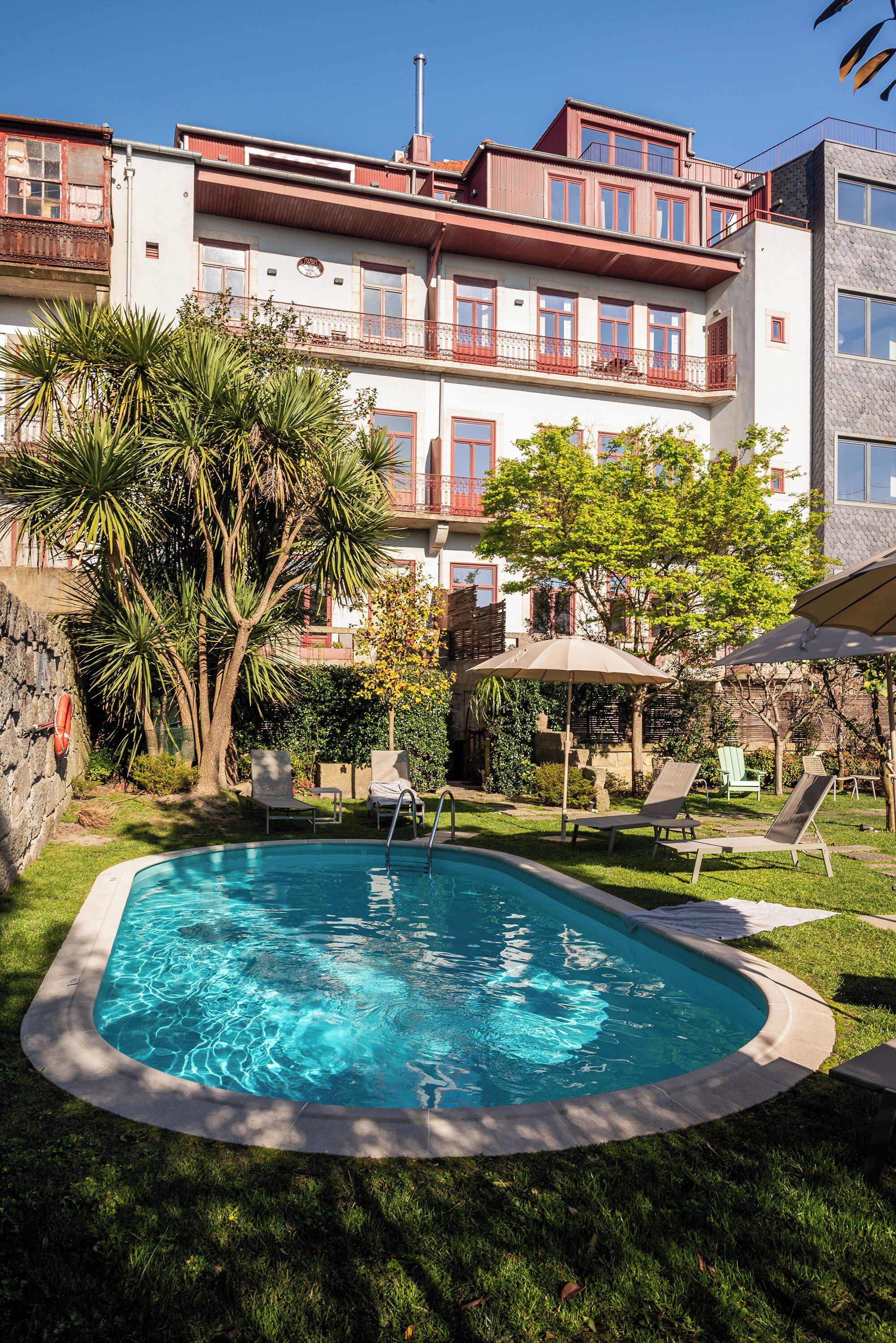 室外游泳池，  日光浴躺椅