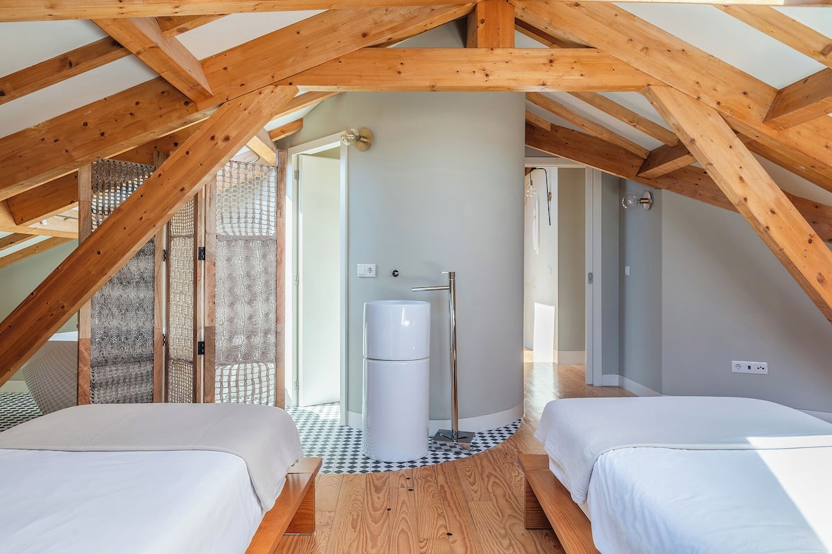 Attico, 3 camere da letto, terrazzo, vista piscina | Copriletto in piuma, insonorizzazione, Wi-Fi gratuito