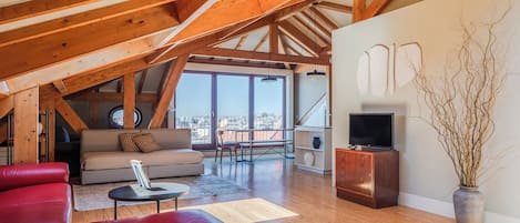 Penthouse, 3 habitaciones, Terraza, vista a la alberca | Área de sala de estar | Televisión de pantalla plana