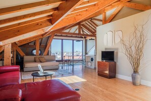 Kattohuoneisto, 3 makuuhuonetta, terassi, näköala uima-altaalle | Oleskelualue | Taulutelevisio