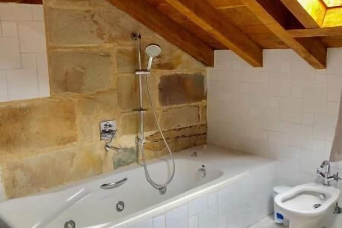 suite, private bathroom | bathroom