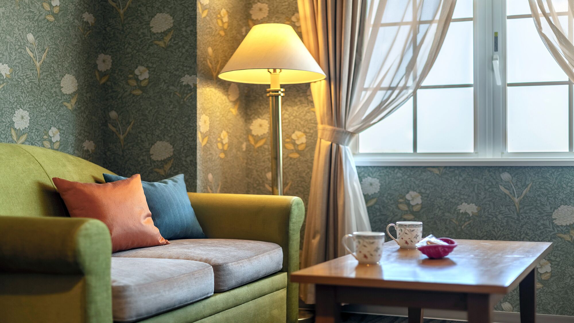 deluxe twin room | 1 bedroom, down duvets, minibar, desk