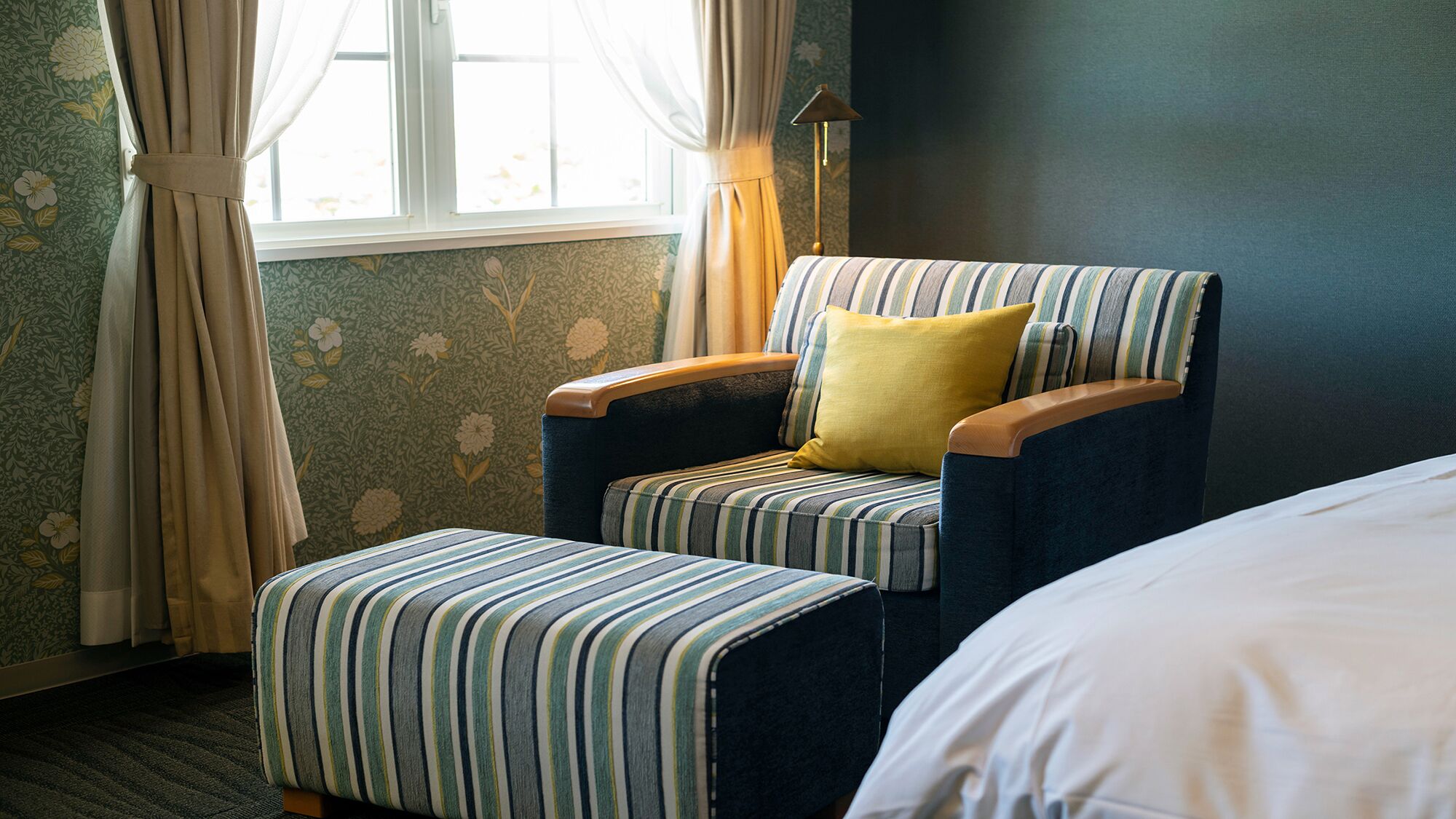 deluxe twin room | 1 bedroom, down duvets, minibar, desk