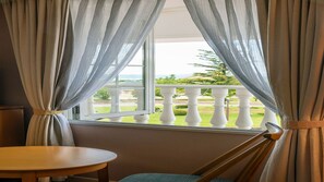 Duntäcken, minibar, skrivbord och gratis barnsängar