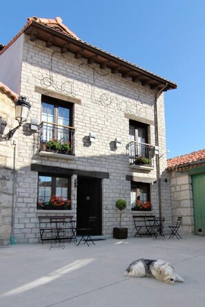 Front of property - Hotel Rural La Tenada (Carcedo de Burgos)