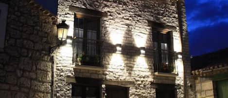 Fachada da propriedade à noite
