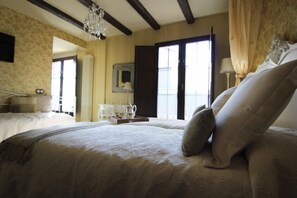 Twin Room (Jardín) | In-room safe, desk, soundproofing, free cribs/infant beds - Hotel Rural La Tenada (Carcedo de Burgos)