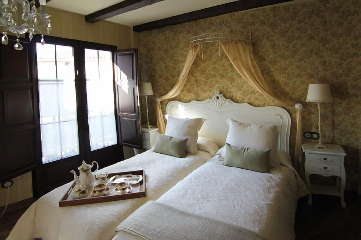 Twin Room (Jardín) | In-room safe, desk, soundproofing, free cots/infant beds