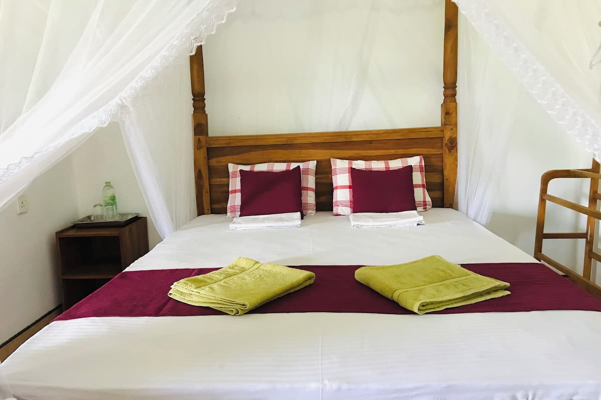 standard double room | desk, free wifi, bed sheets